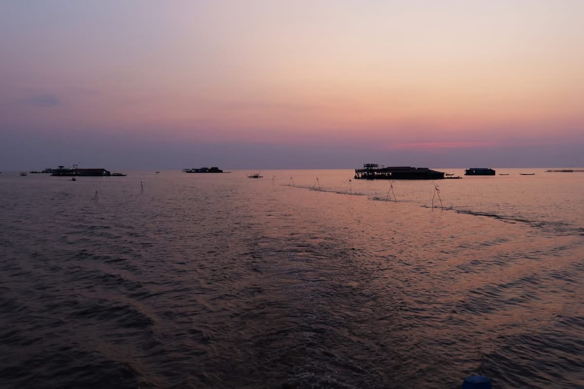 トンレサップ湖で眺める夕陽