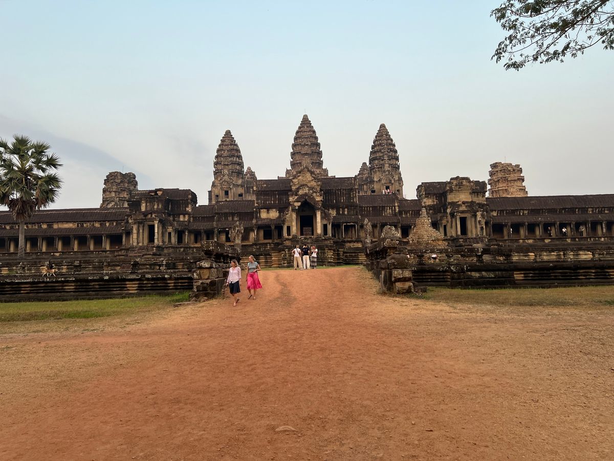 朝のアンコールワット