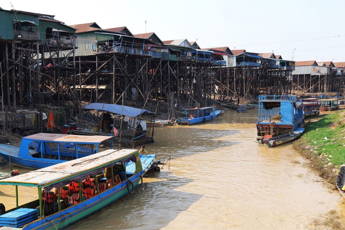 トンレサップ湖へのツアー
途中の集落へ