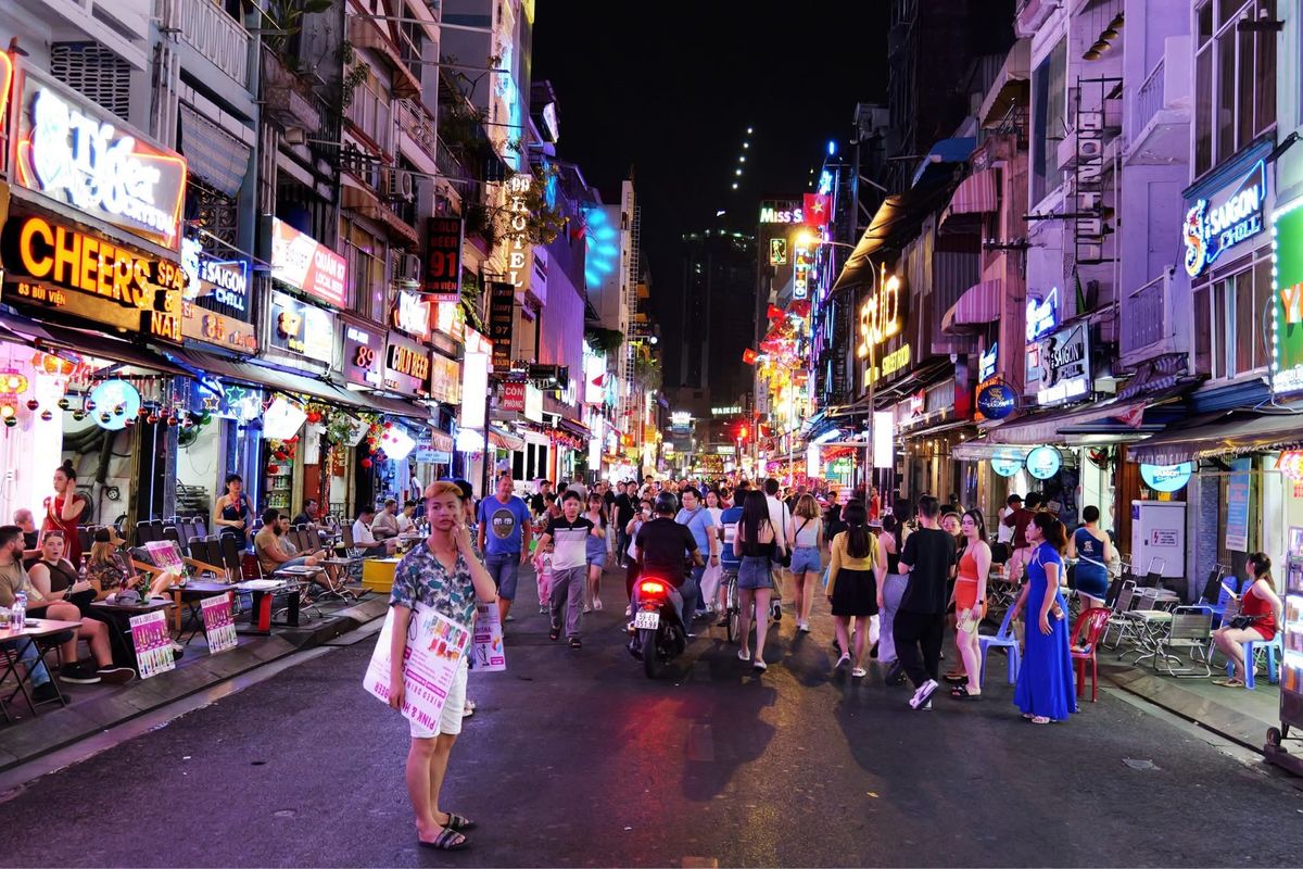 夜が栄えるブイビエン通り