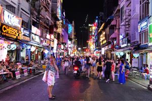 夜が栄えるブイビエン通り
