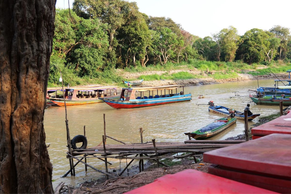 トンレサップ湖に行く途中の集落で