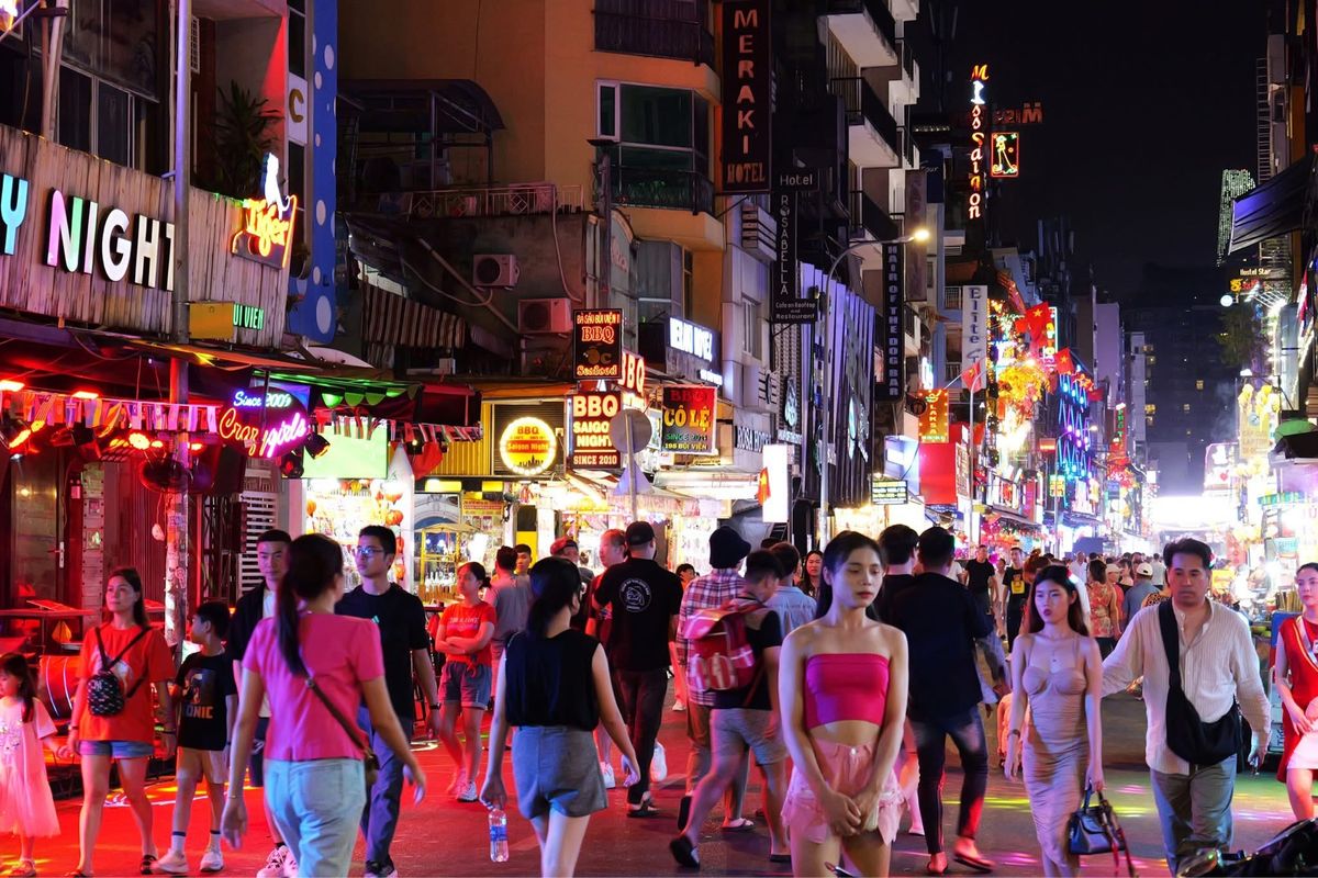 夜が栄えるブイビエン通り