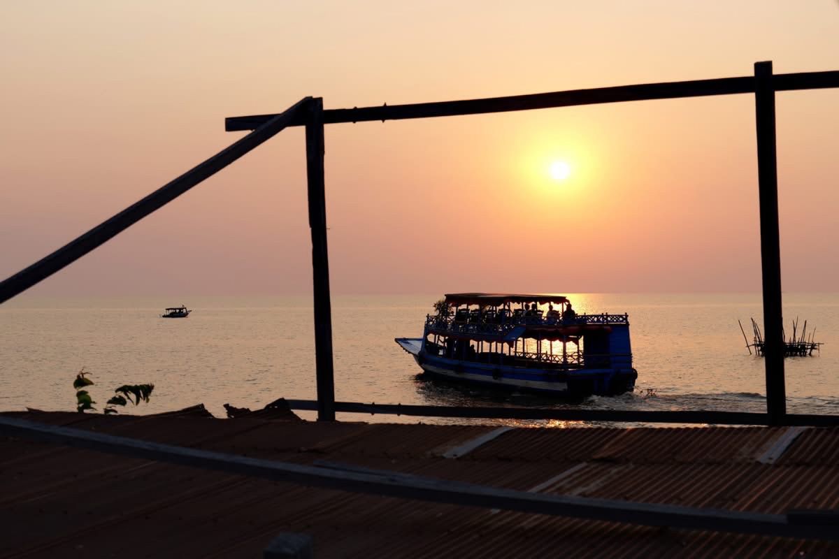 トンレサップ湖で眺める夕陽