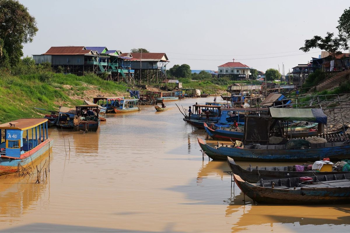 トンレサップ湖へのツアー
途中の集落へ