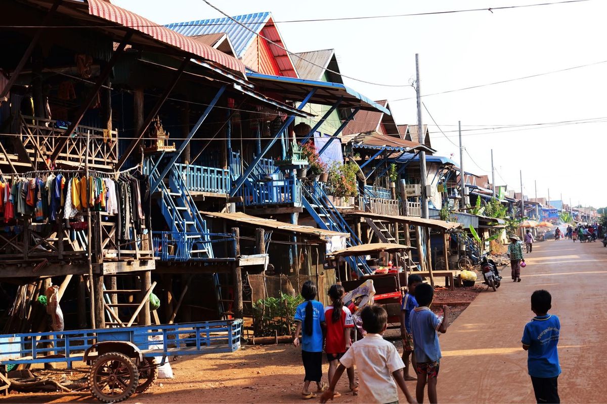 トンレサップ湖に行く途中の集落で