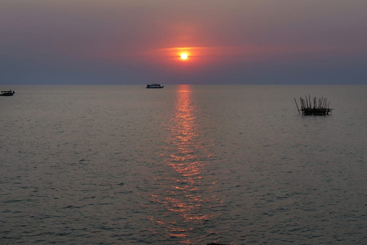 トンレサップ湖で眺める夕陽