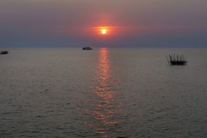 トンレサップ湖で眺める夕陽