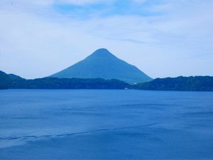 池田湖と開聞岳