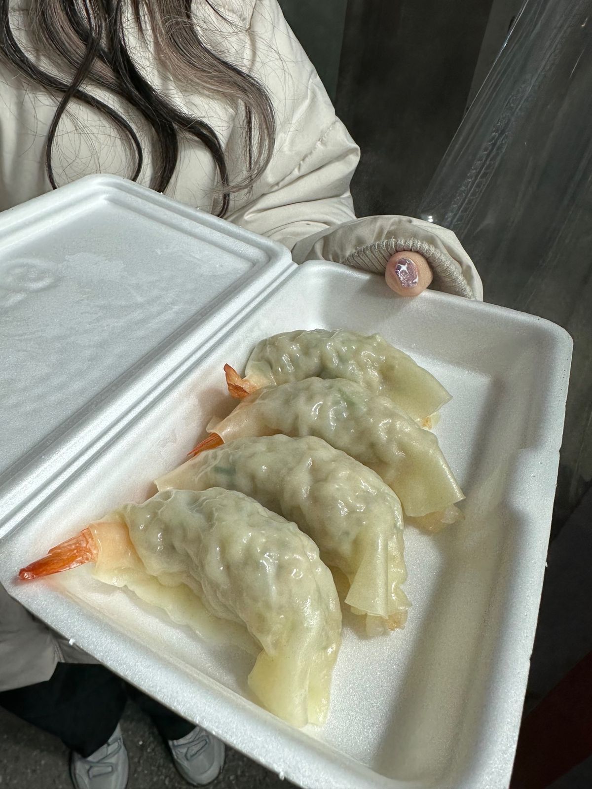 あっちでエビの餃子絶対食べるべき、それだけでお腹いっぱいにしたいくらい美味...