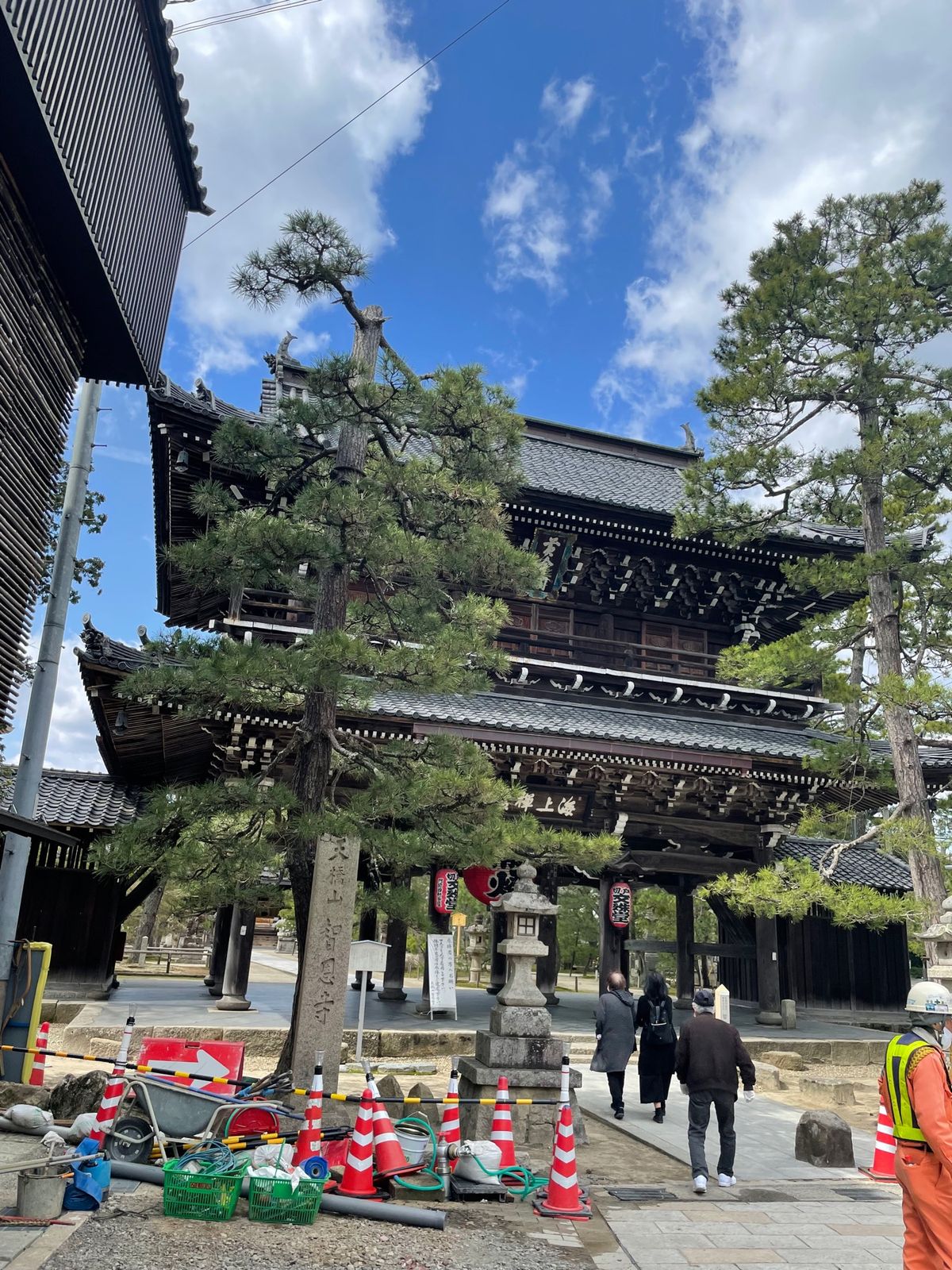 3人よれば文殊の知恵
文殊堂