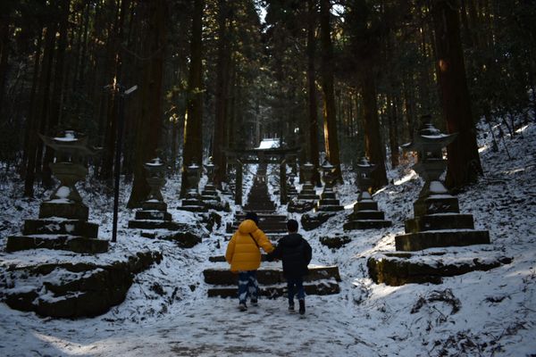 日本・宮崎県「阿蘇・高千穂町ドライブ」の写真：雪の上色見熊野座神社
阿蘇小国町の家族湯