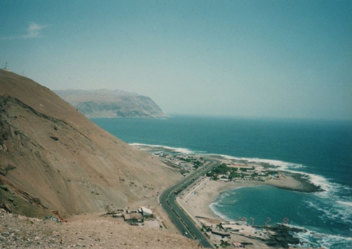 ペルーのリマからバスでナスカ、アレキパを経由してチリ北部の町、アリカへ。