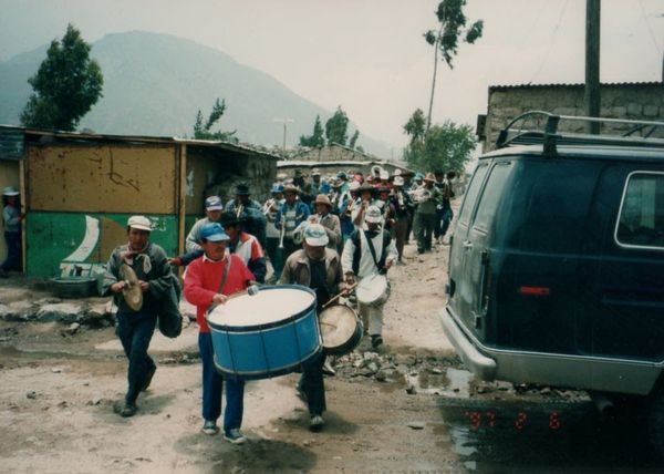 ボリビア多民族国・ラパス「南米の旅」の写真：ペルーのリマからバスでナスカ、アレキパを...