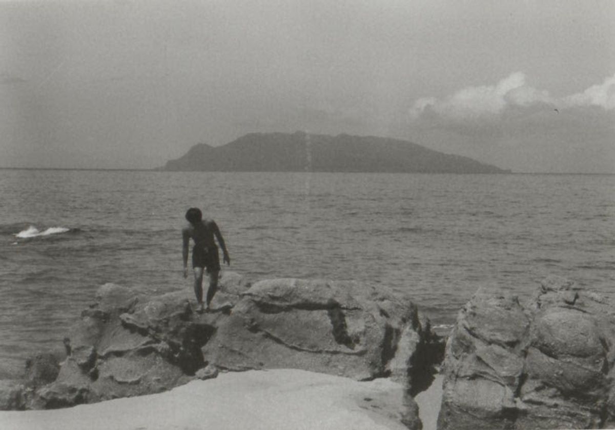 フィルムを間違って買ってしまいなぜかモノクロに。海岸近くのキャンプ場にテン...