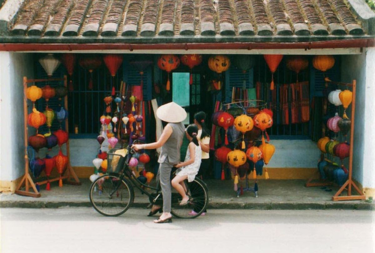 ベトナムのホーチミンシティーからバスでハノイまで行く旅。途中のホイアン、ニ...