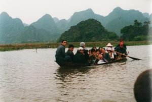 ベトナムのホーチミンシティーからバスでハノイまで行く旅。途中のホイアン、ニ...