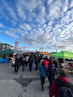 八戸市の館鼻岸壁朝市の人出と盛り上がり
毎週三万人くらいが訪れる
海産物は...