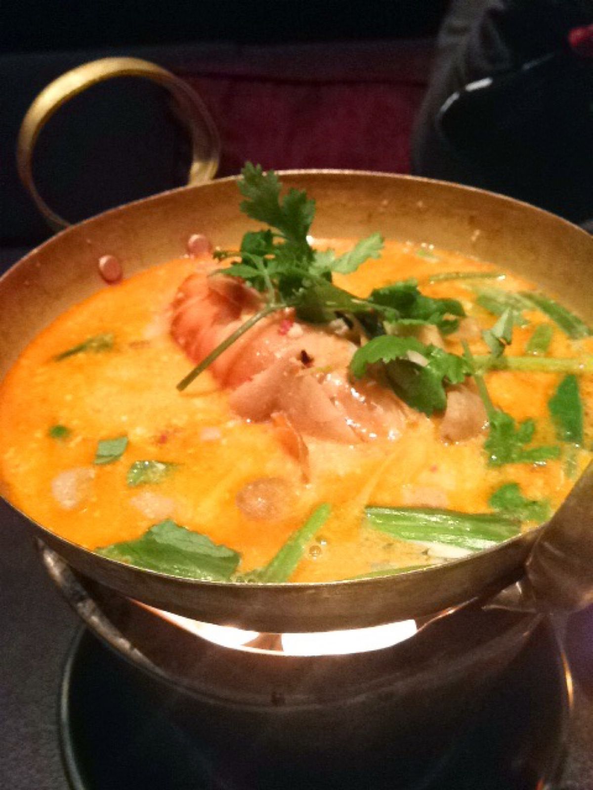 ピンクのカオマンガイとプーパッポンカレーのお店
