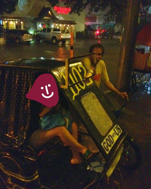 フィリピン・マニラ「初フィリピン」の写真：台風接近で洪水
道路が渡れずトライシクル...