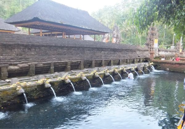 インドネシア・ウブド「一人じゃないバリ」の写真：病気を治すと言われる水の湧き出るお寺
テ...
