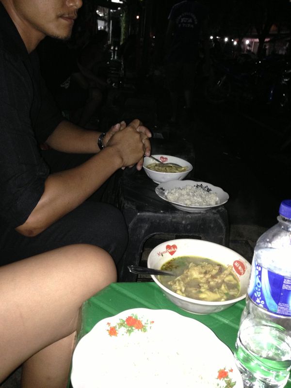 インドネシア・バリ「弾丸バリツアー」の写真：深夜にお腹が空いてローカル君にお願いして...