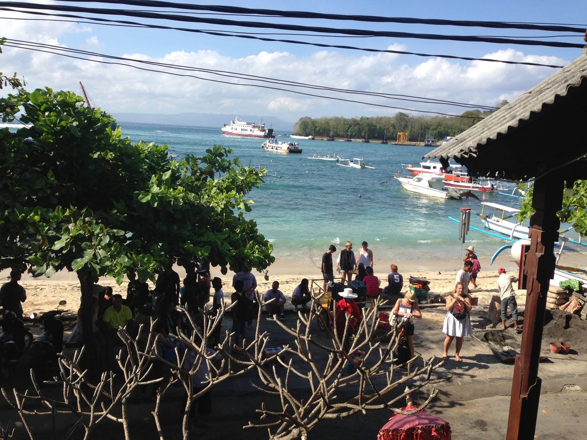 ウブド散策、ロータスカフェでのんびりして
翌朝はスピードボートに乗る為にパ...