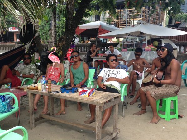 インドネシア・バリ「記念旅行」の写真：ビーチでローカル君達の歌聴きながらのんび...