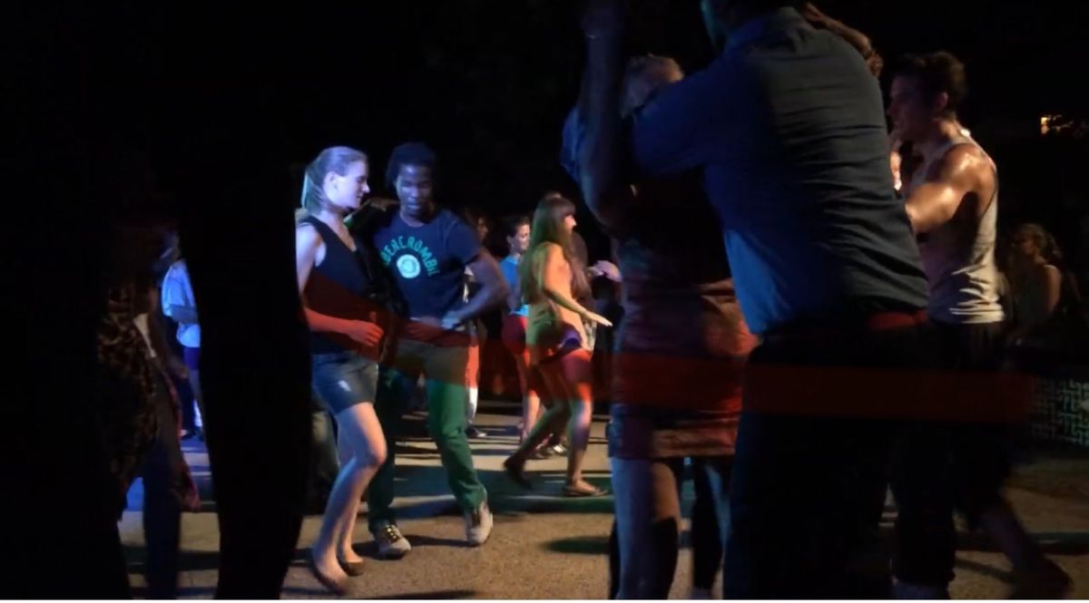 毎日何処かでLIVEがあって
屋内でも屋外でも皆んな踊ってる

Casa ...