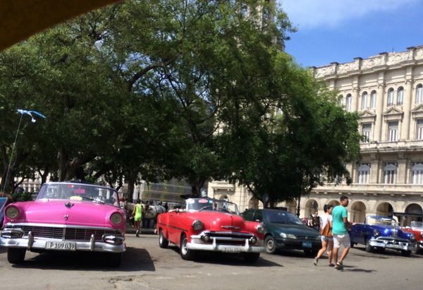 メキシコ・メキシコ空港「初キューバ」の写真：キューバの画像でよく見る車
よく見るゲバ...