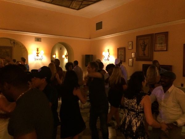 メキシコ・メキシコ空港「初キューバ」の写真：毎日何処かでLIVEがあって
屋内でも屋...