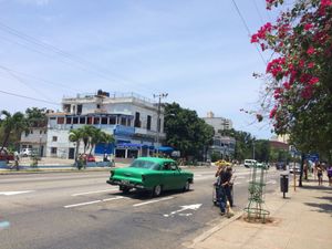 鮮やかな色の旧車が普通に走るハバナ市街地

海岸沿いのホテルMelia C...