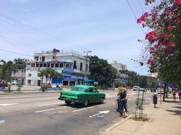 メキシコ・メキシコ空港「初キューバ」の写真：鮮やかな色の旧車が普通に走るハバナ市街地...