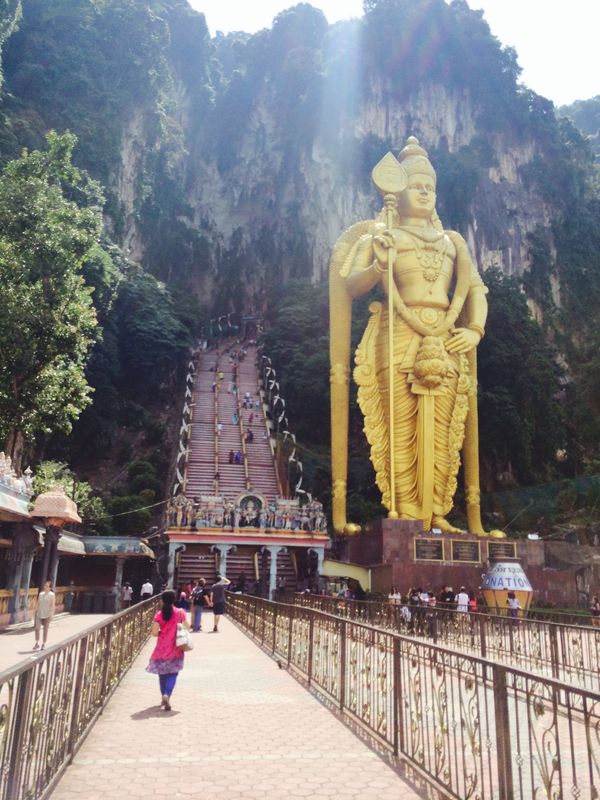 マレーシア・クアラルンプール「初マレーシア」の写真：仲良くなった現地の方が
バトゥ洞窟に連れ...