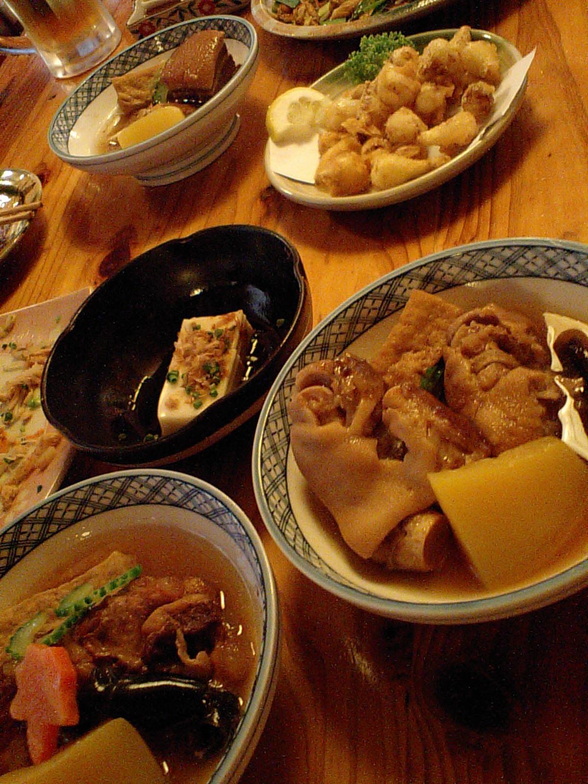 海で泳いで美味しい沖縄料理を食べて夜は知り合いの居酒屋でライブ。ホテルアト...