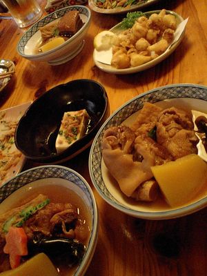 海で泳いで美味しい沖縄料理を食べて夜は知り合いの居酒屋でライブ。ホテルアト...