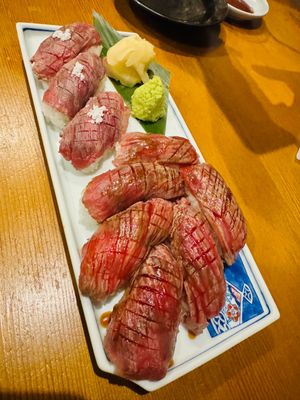 海中は少し白かったけれど、とても綺麗な海だった。
夜、石垣牛の握りを食べた...