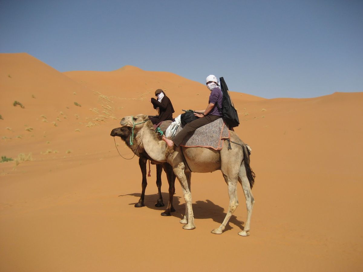 メルズガから砂漠を巡る2泊3日のラクダツアーへ参加。
成り行きでギターを持...