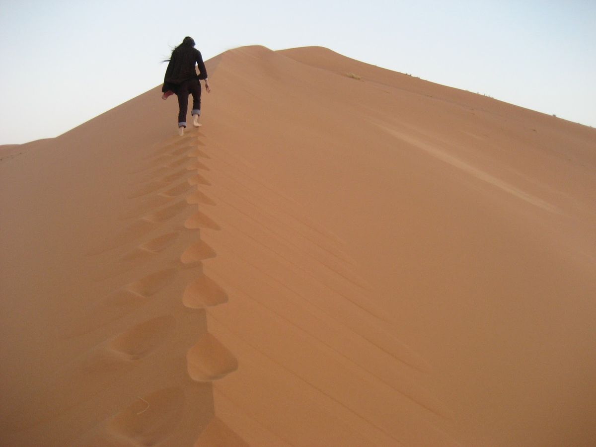 メルズガから砂漠を巡る2泊3日のラクダツアーへ参加。
成り行きでギターを持...