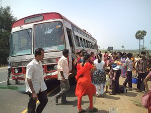 インド南東部の町、マハーバリプラムに向かう途中、バスがパンクした。
乗客は...