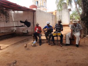 バスでキューバの地方にも出かけました。どこに行っても必ず音楽とラム酒あり。...