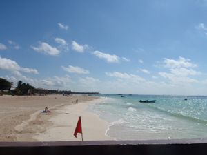 Playa del Carmenのプール付きの宿に泊まり、ビーチで泳いだり...