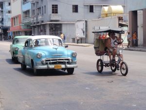 初キューバ🇨🇺アメリカの旧車だらけの首都ハバナ。まるで時間が止まっているか...