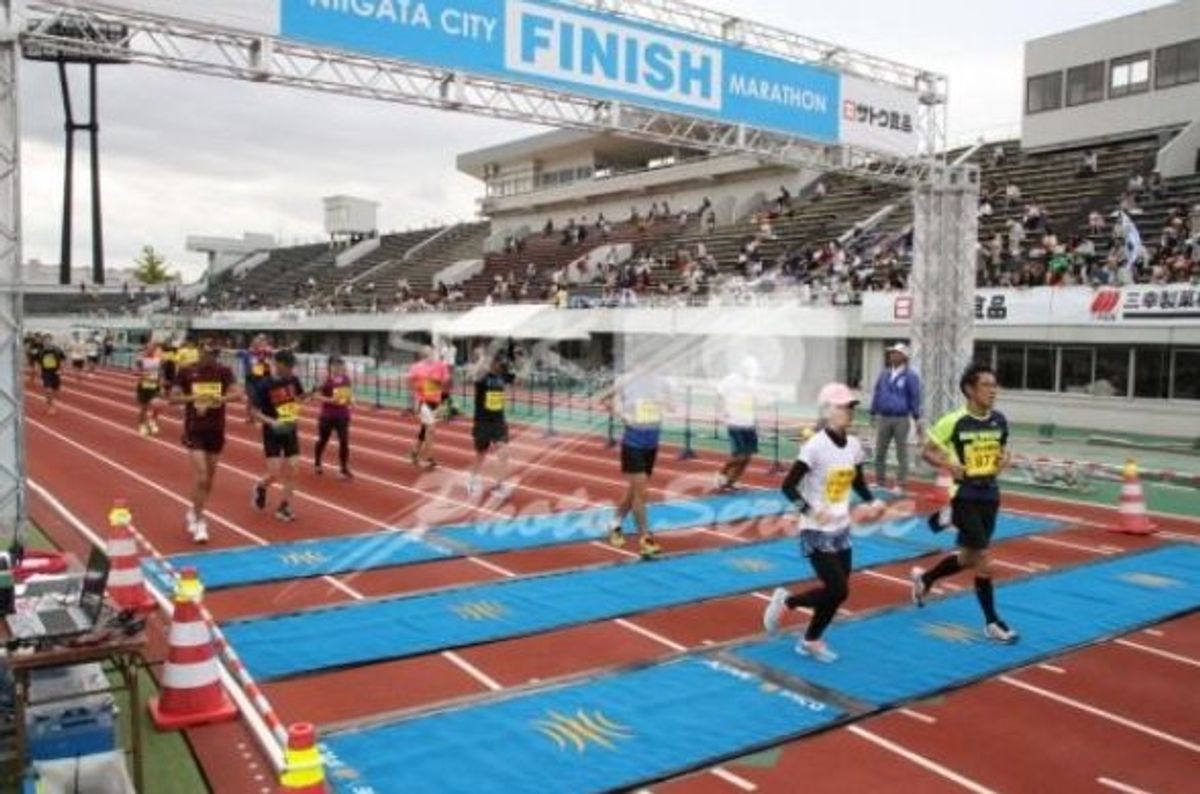全国マラソン制覇、３１県目。新潟には名古屋空港（小牧）からＦＤＡで１時間ち...