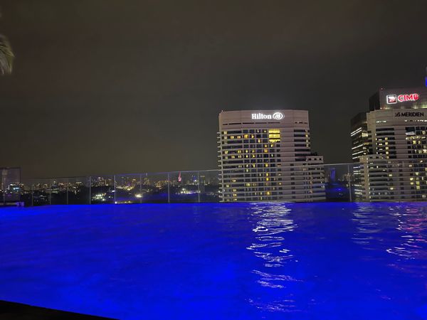 マレーシア・マラッカ「マレーシア女子三世代旅」の写真：最後の夜はホテルのプールで。ライトアップ...