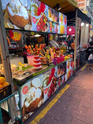 夜はJalan Alor Food Streetで屋台ご飯。黄亞華小食店で...