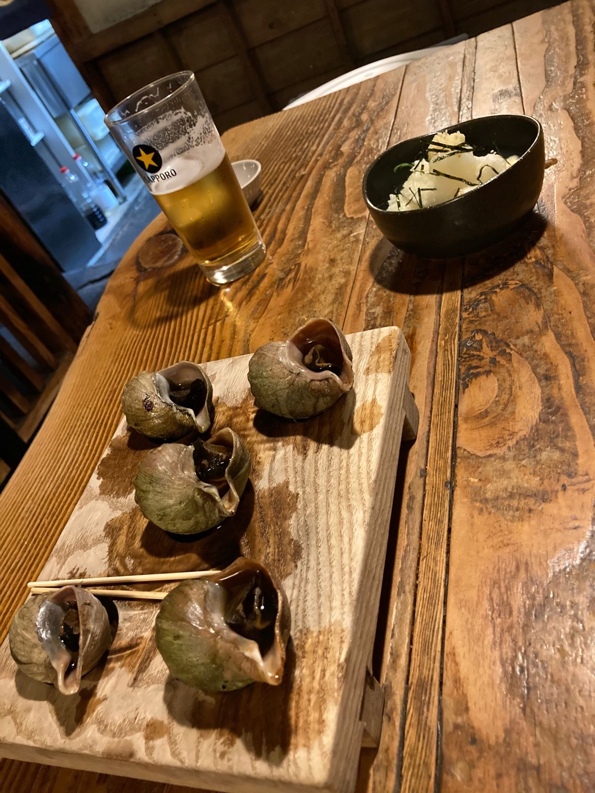 釧路といえば炉ばた焼きとのことで、炉ばた番小屋にて夕食
料理も店の雰囲気も...