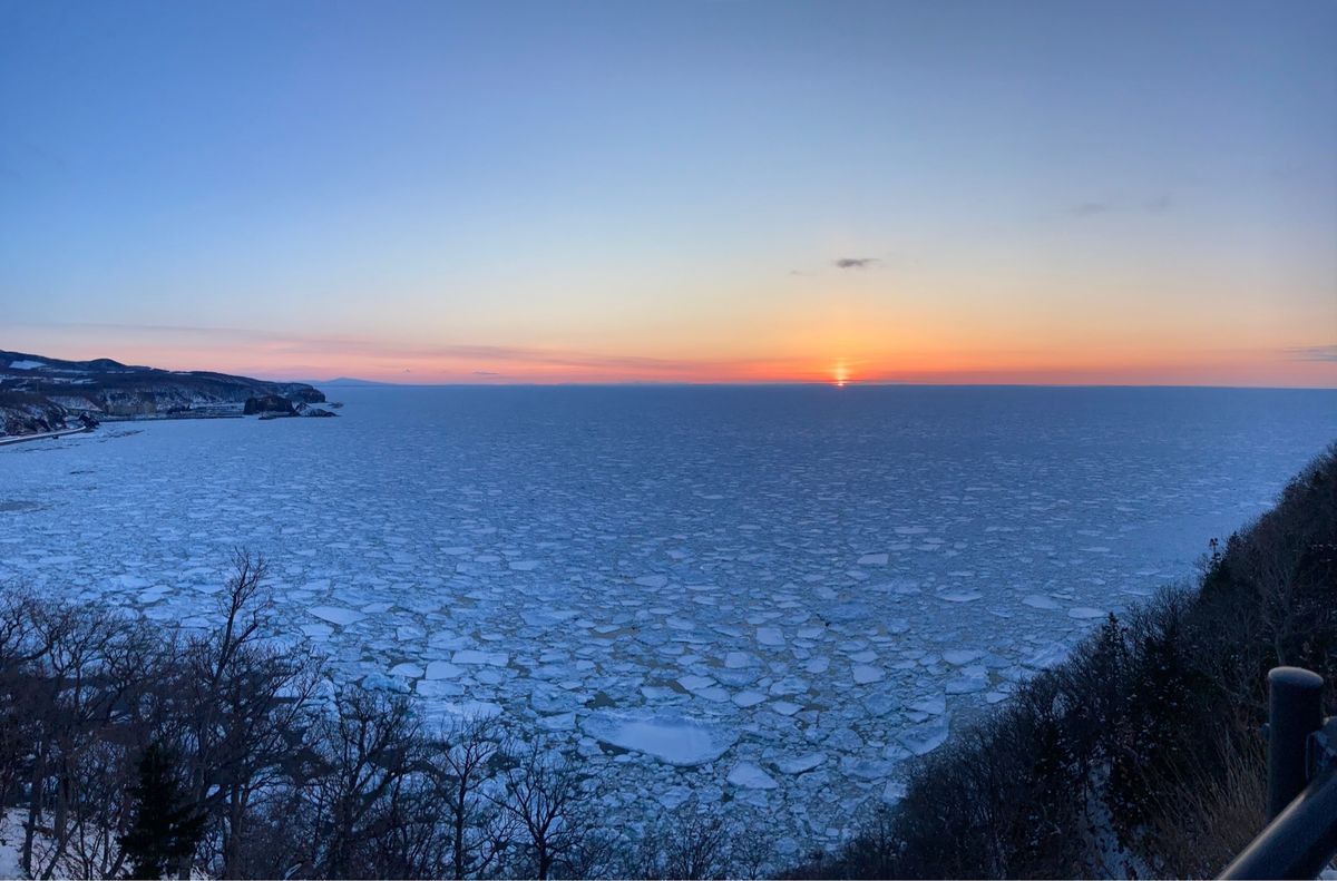 ウトロで流氷ウォーク
流氷に覆われたオホーツク海に沈む夕日
例年3月下旬は...