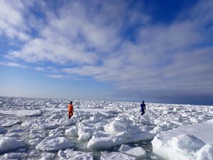 ウトロで流氷ウォーク
流氷に覆われたオホーツク海に沈む夕日
例年3月下旬は...