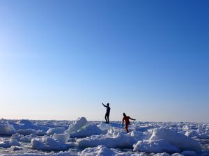 ウトロで流氷ウォーク
流氷に覆われたオホーツク海に沈む夕日
例年3月下旬は...
